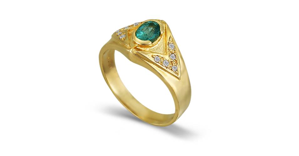 Ring With Oval Cut Emerald